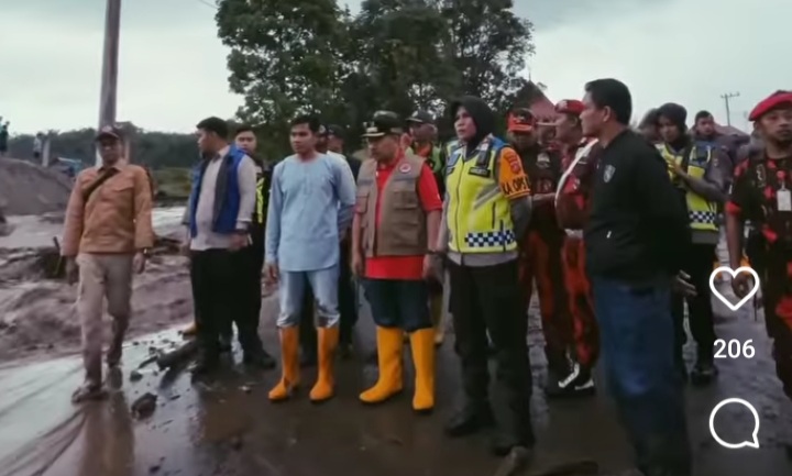 Kapolresta Bukittinggi, Kombes Pol Yessi Kurniati meninjau lokasi musibah banjir lahar dingin aliran Gunung Marapi di Bukit Batabuah,