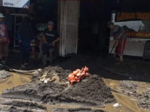 Kepala BPBD Agam, Budi Prawiranegara mengatakan, akibat banjir bandang dan lahar dingin yang melanda Kecamatan Canduang dan Sungai Pua