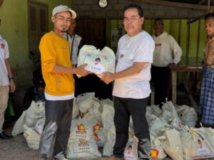 Anggota DPR RI asal Sumbar, Andre Rosiade kembali menyalurkan ribuan paket sembako untuk korban terdampak banjir di Pesisir Selatan (Pessel).