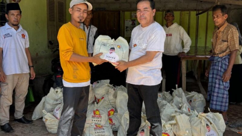 Anggota DPR RI asal Sumbar, Andre Rosiade kembali menyalurkan ribuan paket sembako untuk korban terdampak banjir di Pesisir Selatan (Pessel).