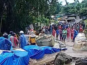 Air kembali meluap di Kelok Hantu, Aie Angek, Kecamatan X Koto, Kabupaten Tanah Datar pada Kamis (18/4/2024) siang. Akibatnya, Jalan Padang Panjang-Bukittinggi tidak bisa dilewati kendaraan.
