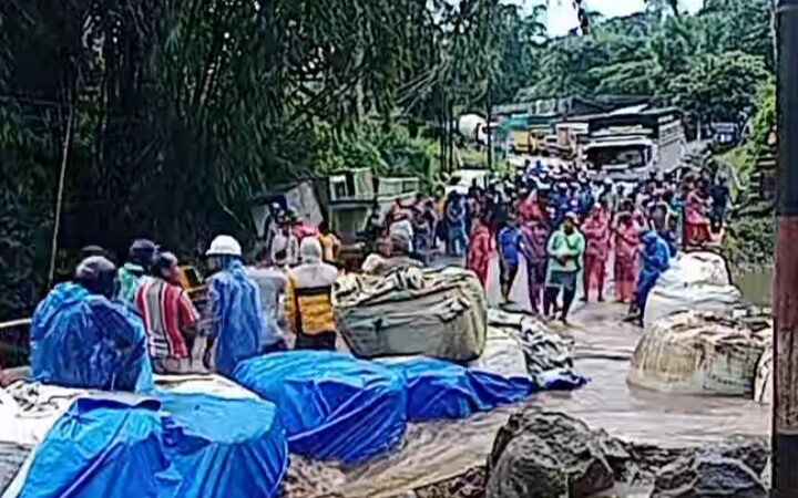 Air kembali meluap di Kelok Hantu, Aie Angek, Kecamatan X Koto, Kabupaten Tanah Datar pada Kamis (18/4/2024) siang. Akibatnya, Jalan Padang Panjang-Bukittinggi tidak bisa dilewati kendaraan.