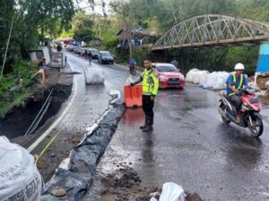 Jalur Padang Panjang-Bukittinggi, tepatnya di Kelok Hantu, Nagari Aie Angek, Kabupaten Tanah Datar, mengalami keretakan. Polisi pun rekayasa