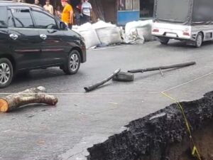 Jalur Padang Panjang-Bukittinggi tepatnya di Kelok Hantu di Nagari Aie Angek, Kabupaten Tanah Datar, Sumatera Barat (Sumbar) amblas. Sebelumnya, ruas jalan di kawasan