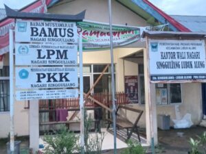 Kantor Wali Nagari Singguliang di Kecamatan Lubuk Alung, Kabupaten Padang Pariaman, Sumatera Barat (Sumbar) disegel warga, Selasa (23/4/2024)