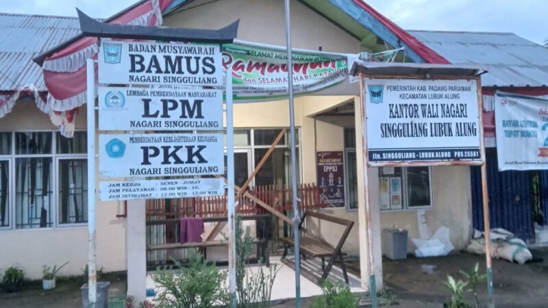 Kantor Wali Nagari Singguliang di Kecamatan Lubuk Alung, Kabupaten Padang Pariaman, Sumatera Barat (Sumbar) disegel warga, Selasa (23/4/2024)