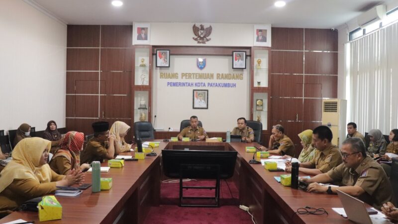 Pemko Payakumbuh mengadakan Rapat Pemantauan Evaluasi Kinerja Penyelenggaraan Pelayanan Publik (PEKPPP) tahun 2024 di Aula Randang,
