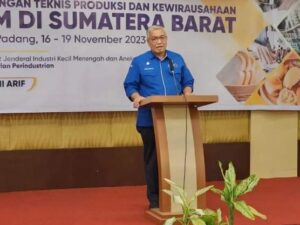 Dinas Tenaga Kerja dan Perindustrian (Disnakerin) Kota Padang mengadakan kegiatan Serbu Nakerin atau serba seribu pada 4 Agustus 2024.