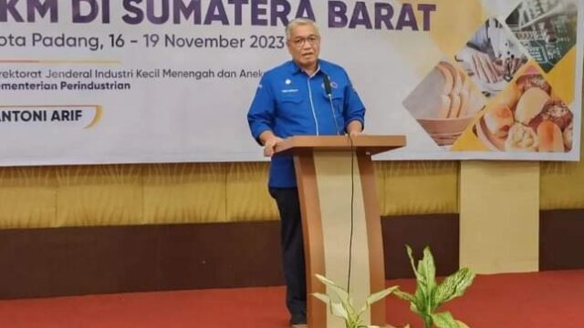 Dinas Tenaga Kerja dan Perindustrian (Disnakerin) Kota Padang mengadakan kegiatan Serbu Nakerin atau serba seribu pada 4 Agustus 2024.