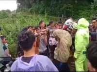 Seorang operator excavator yang melakukan pengerukan material lahar dingin di Kelok Hantu Aie Angek, Kabupaten Tanah Datar, Sumatra Barat (Sumbar),