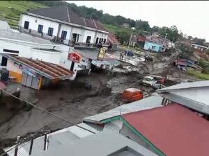 Banjir lumpur melanda daerah Bukit Batabuah, Kecamatan Canduang, Kabupaten Agam, pada Jumat (5/4/2024). Sejumlah pemukiman penduduk dan