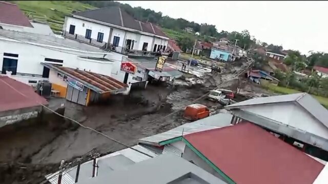 Banjir lumpur melanda daerah Bukit Batabuah, Kecamatan Canduang, Kabupaten Agam, pada Jumat (5/4/2024). Sejumlah pemukiman penduduk dan