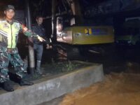 Air Membawa Muntahan Material Erupsi Marapi Kembali Genangi Jembatan Kelok Hantu Ruas Jalan Padang - Bukittinggi