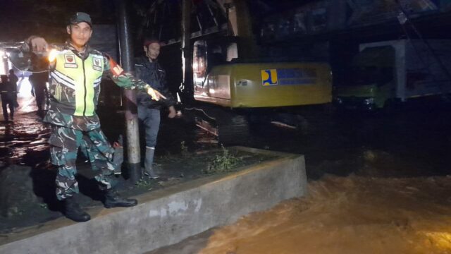 Air Membawa Muntahan Material Erupsi Marapi Kembali Genangi Jembatan Kelok Hantu Ruas Jalan Padang - Bukittinggi