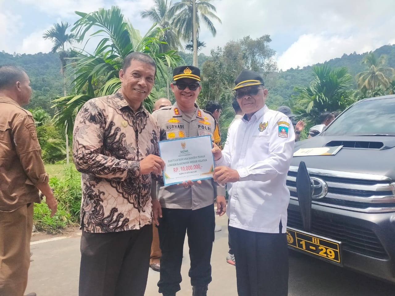 Baznas Dharmasraya Salurkan Bantuan Untuk Korban Banjir Dan Longsor Di Pessel