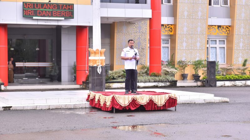 Bupati Dharmasraya, Sutan Riska Tuanku Kerajaan memimpin Apel Gabungan Bulan Maret di halaman Kantor Bupati pada Senin (4/3/2024). Apel