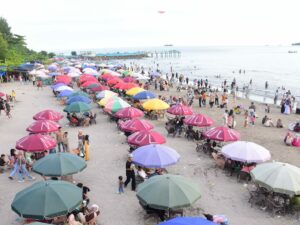 Pemerintah Kota (Pemko) Pariaman menggelar Pariaman Barayo atau biasa disebut Pesta Pantai Pariaman pada momen libur Lebaran yaitu 11-21