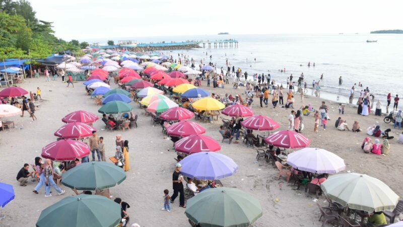 Pemerintah Kota (Pemko) Pariaman menggelar Pariaman Barayo atau biasa disebut Pesta Pantai Pariaman pada momen libur Lebaran yaitu 11-21