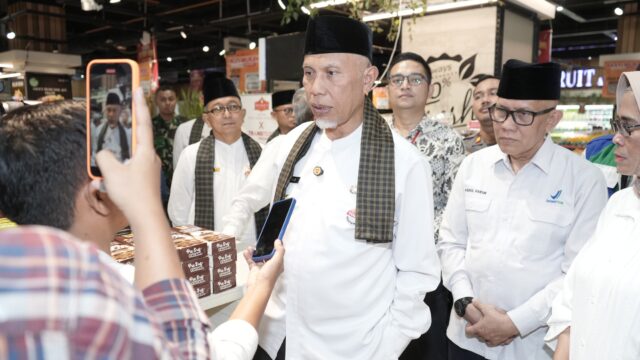 Gubernur Sumatra Barat, Mahyeldi Ansharullah melakukan pengawasan terhadap produk makanan, minuman dan parsel di pusat perbelanjaan Transmart Padang, Jumat (5/4/2024)