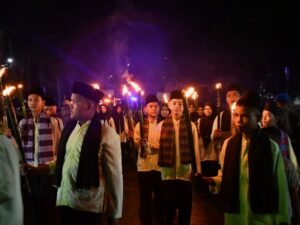 Pawai Obor Daruak Daram Hangatkan Malam Jelang Lebaran di Lubuk Basung