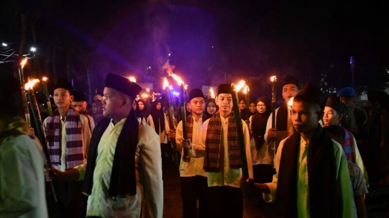 Pawai Obor Daruak Daram Hangatkan Malam Jelang Lebaran di Lubuk Basung