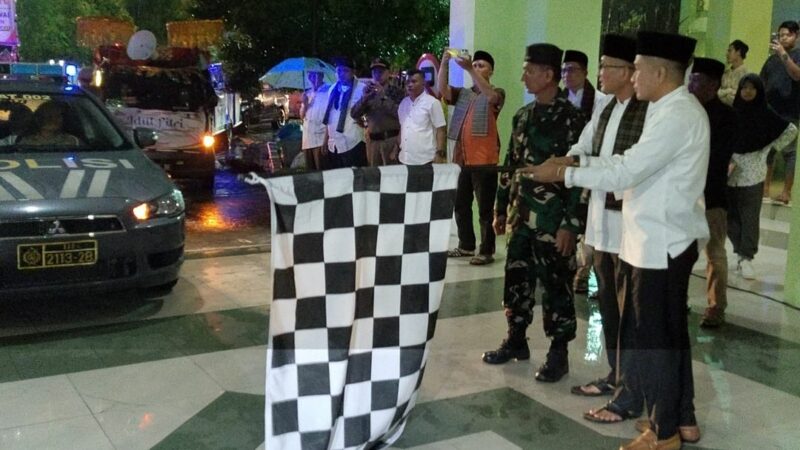 Meski Hujan, Pawai Takbir Sambut Lebaran di Padang Meriah