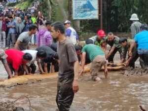 Pasca Diterjang Banjir Lahar Dingin, Jalan Utama Padang - Bukittinggi Sudah Bisa Dilewati