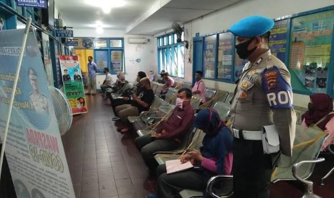 ascalebaran 2024, terjadi lonjakan permohonan pembuatan Surat Izin Mengemudi (SIM) di Kota Padang. Kenaikan permohonan pembuatan SIM usai libur Lebaran 2024 ini mencapai 75 persen.