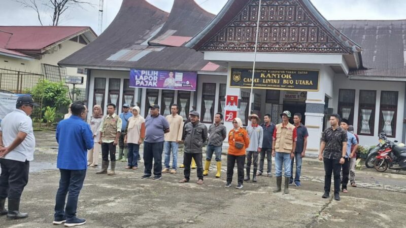 Bupati Tanah Datar, Eka Putra melaksanakan apel pagi bersama seluruh anggota Satgas Penanggulangan Bencana (Satgas PB) Nagari serta relawan