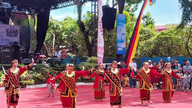Festival Muaro Padang: Tarian Nias Pukau Penonton di Bawah Jembatan Siti Nurbaya