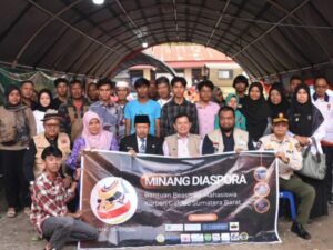 Sebanyak 13 mahasiswa yang terdampak bencana alam banjir bandang di Agam menerima beasiswa pendidikan dari Yayasan Minang Diaspora.