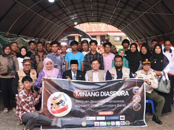 Sebanyak 13 mahasiswa yang terdampak bencana alam banjir bandang di Agam menerima beasiswa pendidikan dari Yayasan Minang Diaspora.