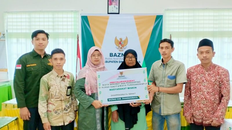 Baznas Kabupaten Dharmasaraya menyerahkan penyaluran zakat untuk bantuan biaya berobat dan pendampingan di rumah sakit dalam program