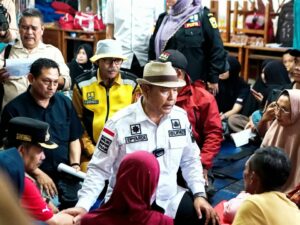 Kunjungi Korban Banjir Bandang di Agam, Epyardi Asda Janji Bangun Kembali Rumah Warga