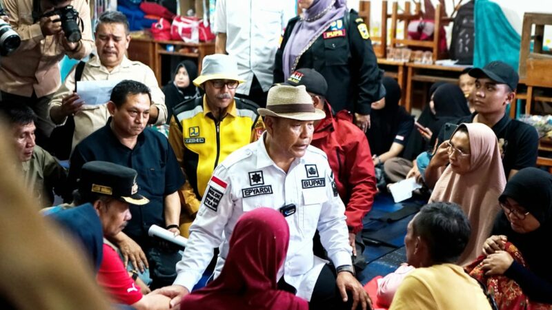 Kunjungi Korban Banjir Bandang di Agam, Epyardi Asda Janji Bangun Kembali Rumah Warga