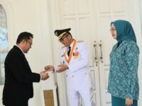 Akhiri Masa Jabatan, Hendri Septa dan Ekos Albar Serahkan Kunci Rumah Dinas