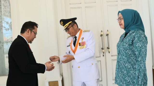 Akhiri Masa Jabatan, Hendri Septa dan Ekos Albar Serahkan Kunci Rumah Dinas