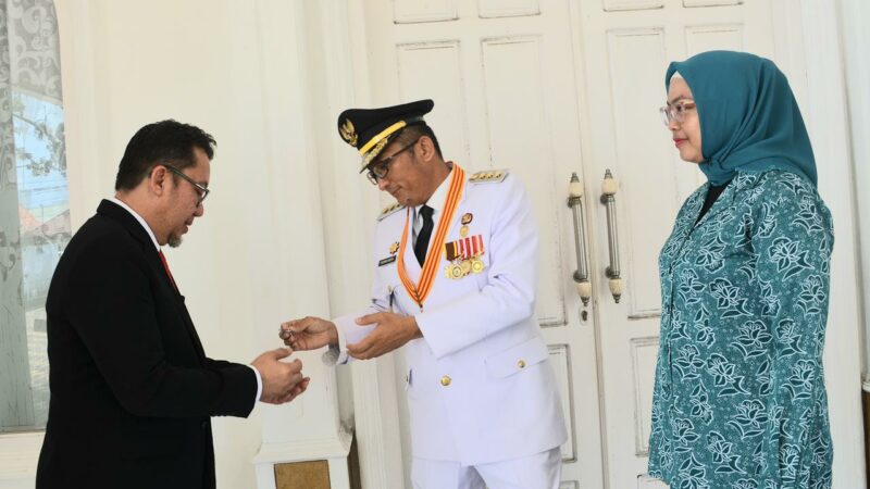 Akhiri Masa Jabatan, Hendri Septa dan Ekos Albar Serahkan Kunci Rumah Dinas