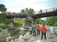 Tergerus Air Sungai, Gubernur Sumbar Cek Kerusakan Jembatan Pasar Tandikek