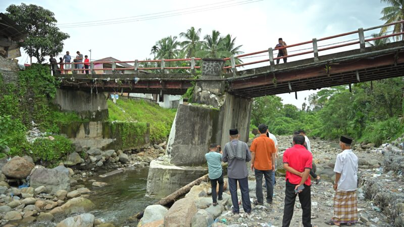 Tergerus Air Sungai, Gubernur Sumbar Cek Kerusakan Jembatan Pasar Tandikek