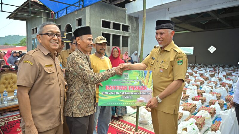 Gubernur Mahyeldi Salurkan 1.400 Paket Sembako untuk Daerah Bencana Pesisir Selatan