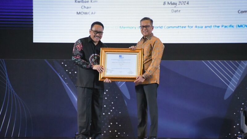 Raih Pengakuan UNESCO, ANRI Serahkan Sertifikat MOWCAP Arsip Indarung I ke PT Semen Padang