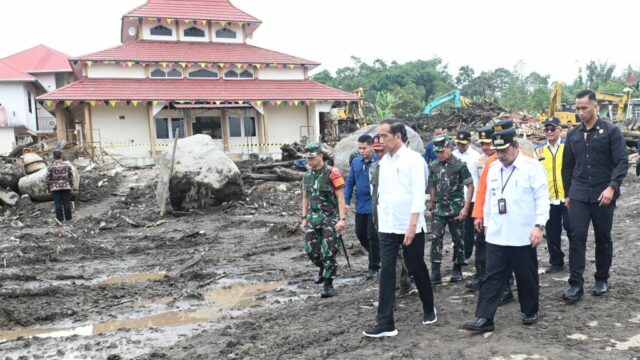 Presiden Joko Widodo menilai penanganan bencana di Sumatra Barat, yaitu di Kabupaten Agam dan Kabupaten Tanah Datar, sudah berjalan