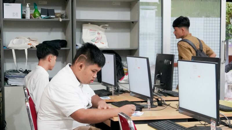 Melihat Semangat Kaka, Calon Mahasiswa Disabilitas Ikuti UTBK di UNP