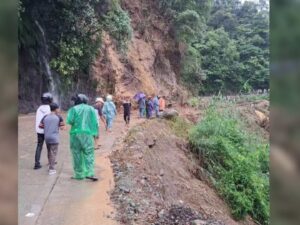 Longsor di Sitinjau Lauik: Ada Pengendara Terhempas Longsor ke Jurang