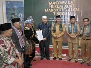 Gubernur Mahyeldi Apresiasi Komitmen Masyarakat Nagari Sinuruik Jaga Hutan Adat