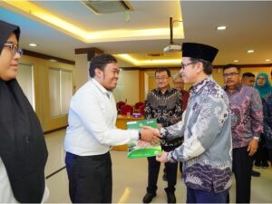 Momen Hardiknas, 43 Pegawai Tetap Non PNS UNAND Terima SK