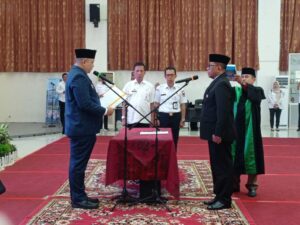 Penjabat (Pj) Wali Kota Padang, Andree Algamar melantik Kepala Bapenda, Yosefriawan sebagai Pj Sekretaris Daerah (Sekda) Padang