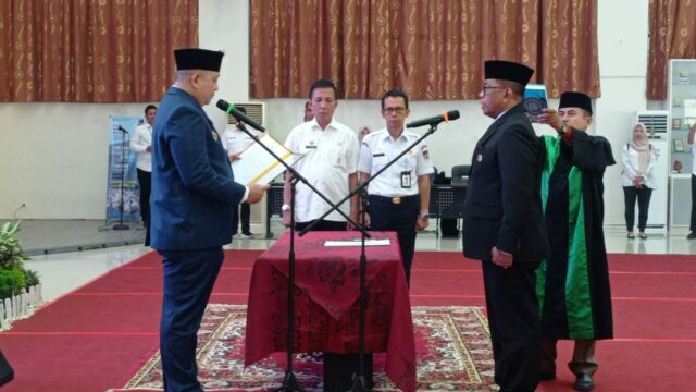 Penjabat (Pj) Wali Kota Padang, Andree Algamar melantik Kepala Bapenda, Yosefriawan sebagai Pj Sekretaris Daerah (Sekda) Padang