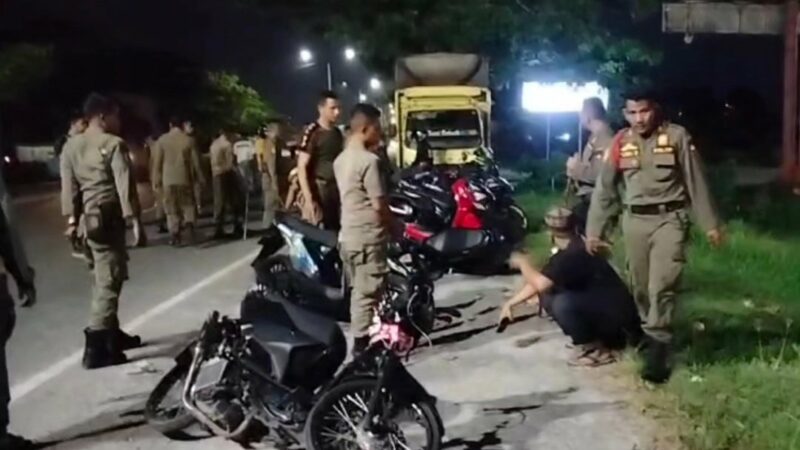 Satpol PP Padang menjaring sebanyak 12 unit sepeda motor serta tujuh orang pemiliknya yang melakukan aksi balap liar di kawasan Aia Pacah,